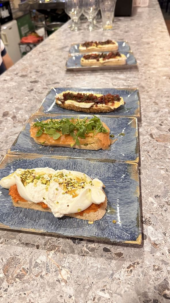 Selección de tostas variadas con ingredientes frescos, ideal para compartir.