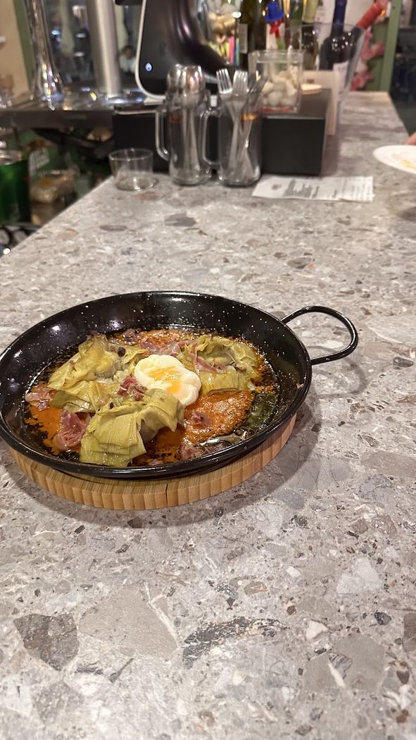 Plato de alcachofas tiernas con jamón ibérico y huevo poché.